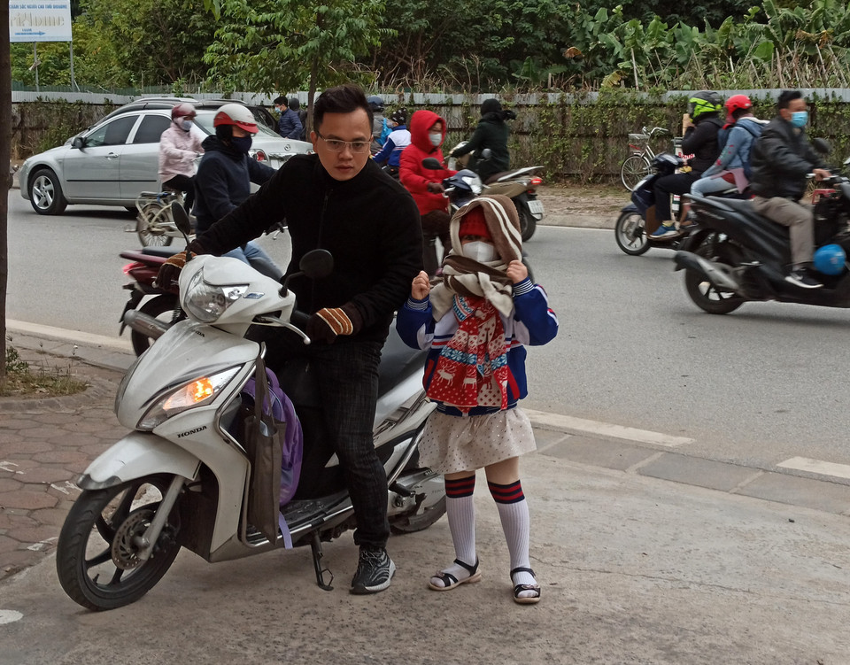 Học sinh được "nai nịt" với đủ áo ấm, khăn, mũ để tới trường. (Ảnh: PM/Vietnam+)