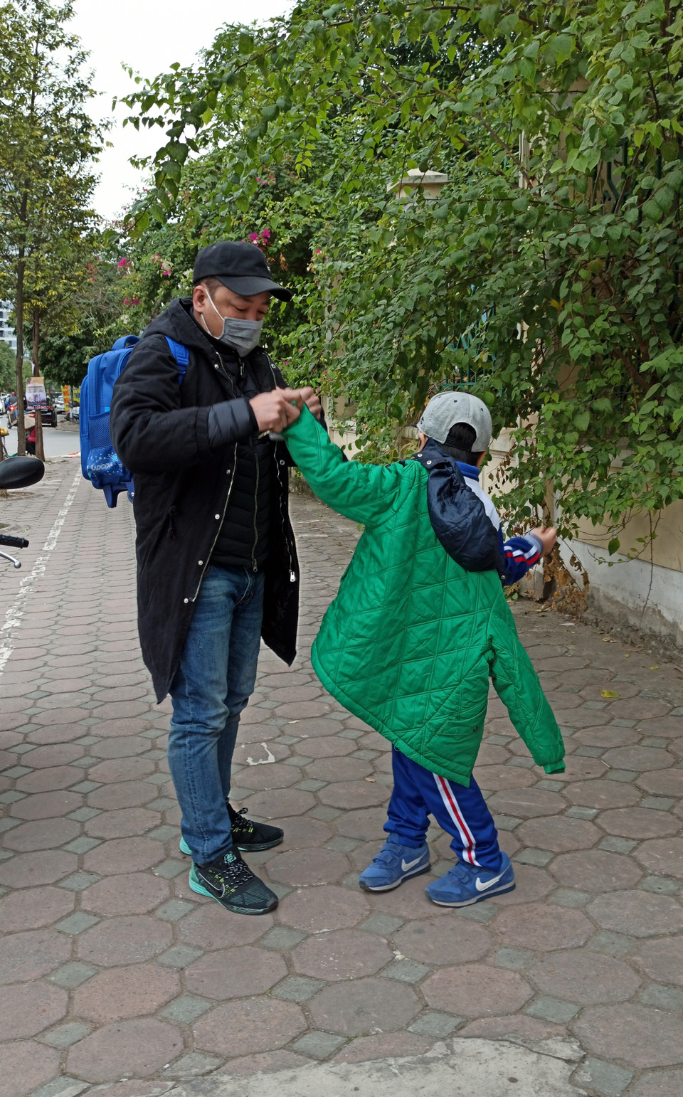 Tiếp đến là cởi bớt áo khoác... (Ảnh: PM/Vietnam+)