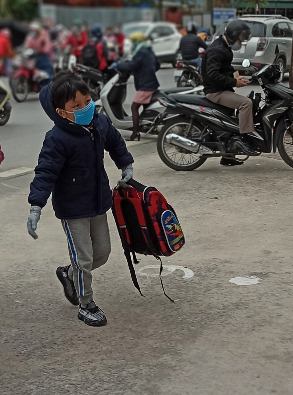 Sở Giáo dục và Đào tạo Hà Nội đã có công văn cho phép các trường chủ động lùi giờ học muộn hơn để học sinh không phải đến trường quá sớm khi nhiệt độ giảm sâu. (Ảnh: PM/Vietnam+)