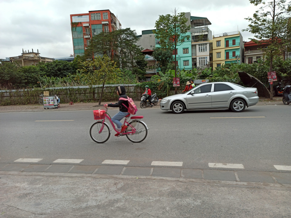 Nhiều em tự đi xe đạp tới trường. (Ảnh: PM/Vietnam+)