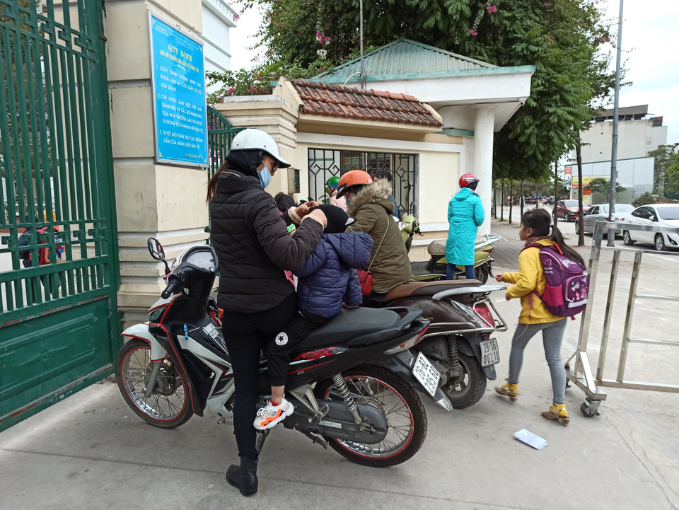 Gần 8 giờ, tại cổng chính vẫn còn rất nhiều học sinh ngoài cổng trường. (Ảnh: PM/Vietnam+)