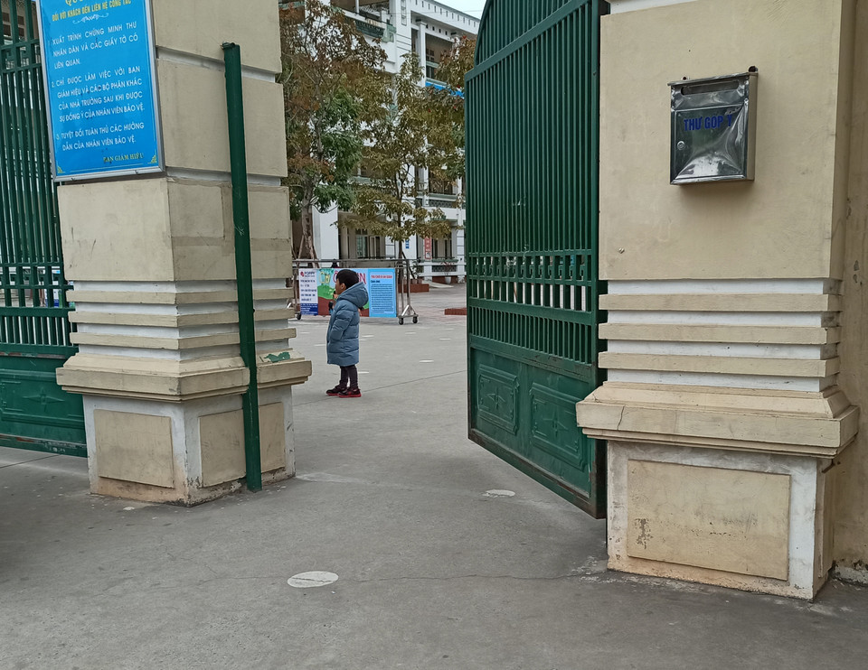 8 giờ sáng, cánh cổng lớn đã đóng nhưng cánh cổng nhỏ vẫn còn mở chờ các học sinh đến muộn trong khi theo nhiều phụ huynh ngày thường cổng trường sẽ đóng từ lúc 8 giờ kém 20 phút.