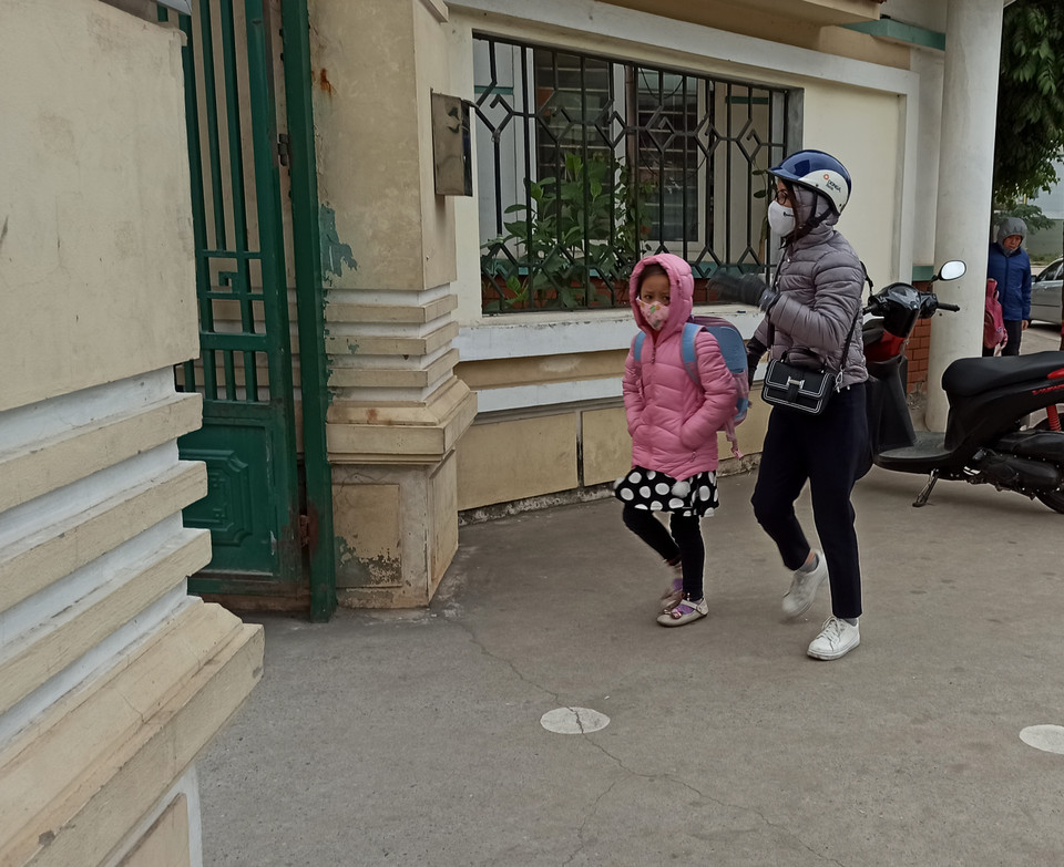 Nhiều phụ huynh cho hay phải rất khó khăn để gọi con dậy đi học. (Ảnh: PM/Vietnam+)