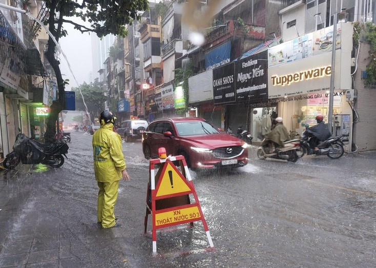 Theo Trung tâm Dự báo Khí tượng Thủy văn Quốc gia, do ảnh hưởng của rìa phía Bắc dải hội tụ nhiệt đới có trục qua Trung Bộ kết hợp với rìa Tây Nam áp cao lục địa, trên địa bàn Thành phố Hà Nội tiếp tục có mưa vừa, mưa to, lượng mưa phổ biến từ 20-40mm, có nơi lớn hơn. (Ảnh: Minh Hiếu/Vietnam+)