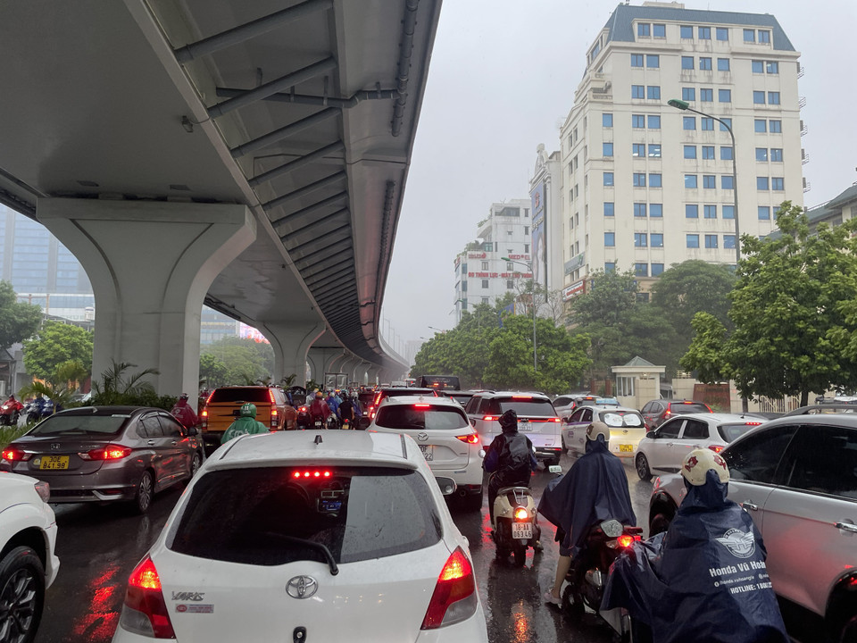 Khu vực đường Trường Chinh hướng đi Ngã Tư Sở cũng không thoát khỏi tình trạng ùn tắc. Các phương tiện 'chôn chân' trên đường. (Ảnh: Minh Hiếu/Vietnam+)