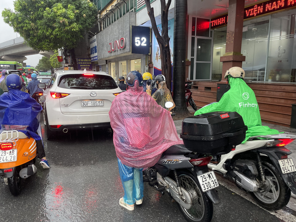 Một số phương tiện chết máy khiến người dân phải dắt bộ.(Ảnh: Minh Hiếu/Vietnam+)