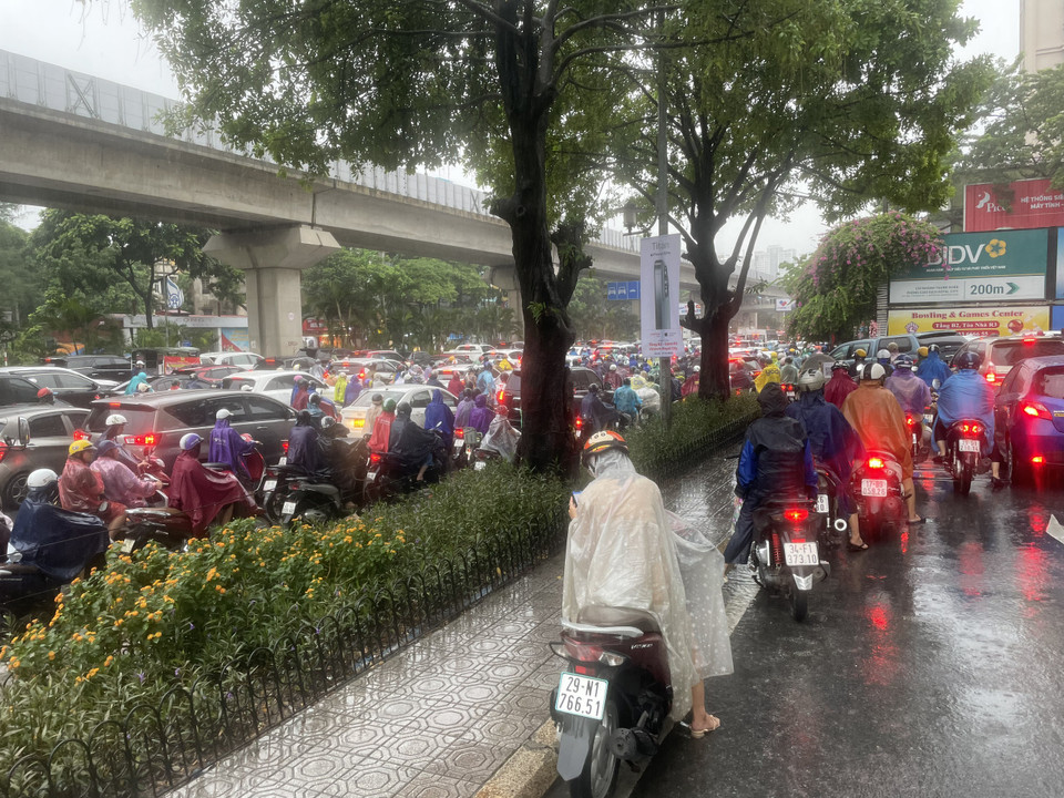 Tới gần 9 giờ 30 phút, tình trạng tắc đường tại đây vẫn đang rất "nóng.” (Ảnh: Minh Hiếu/Vietnam+)