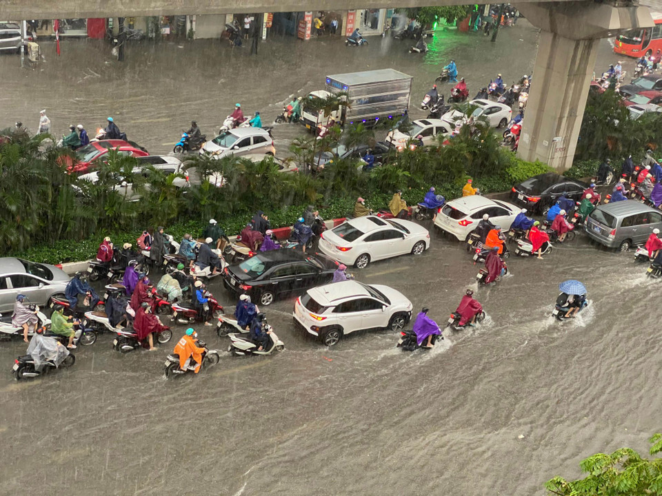 Theo ghi nhận của phóng viên, mưa lớn đã khiến tuyến đường Nguyễn Trãi xuất hiện nhiều điểm ngập úng sâu. Các phương tiện di chuyển khó khăn. Tình trạng ùn ứ bắt đầu xuất hiện.(Ảnh: Minh Hiếu/Vietnam+)