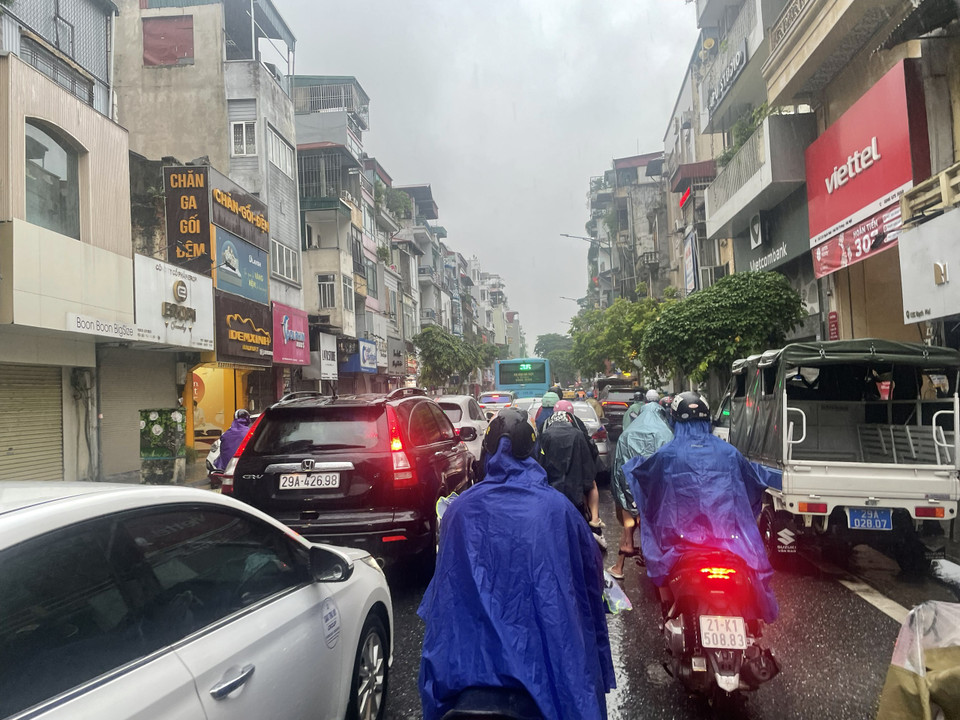 Tuyến phố Bạch Mai ùn ứ nhẹ. (Ảnh: Minh Hiếu/Vietnam+)