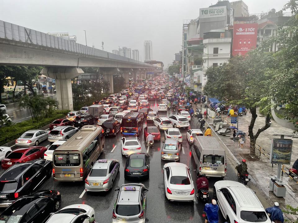 Cơn mưa tầm tã sáng 28/9 đã khiến giao thông nhiều nơi ở Hà Nội rơi vào tình trạng hỗn loạn. Tình trạng ngập úng cũng bắt đầu xuất hiện trên nhiều tuyến đường nội đô. (Ảnh: Minh Hiếu/Vietnam+)