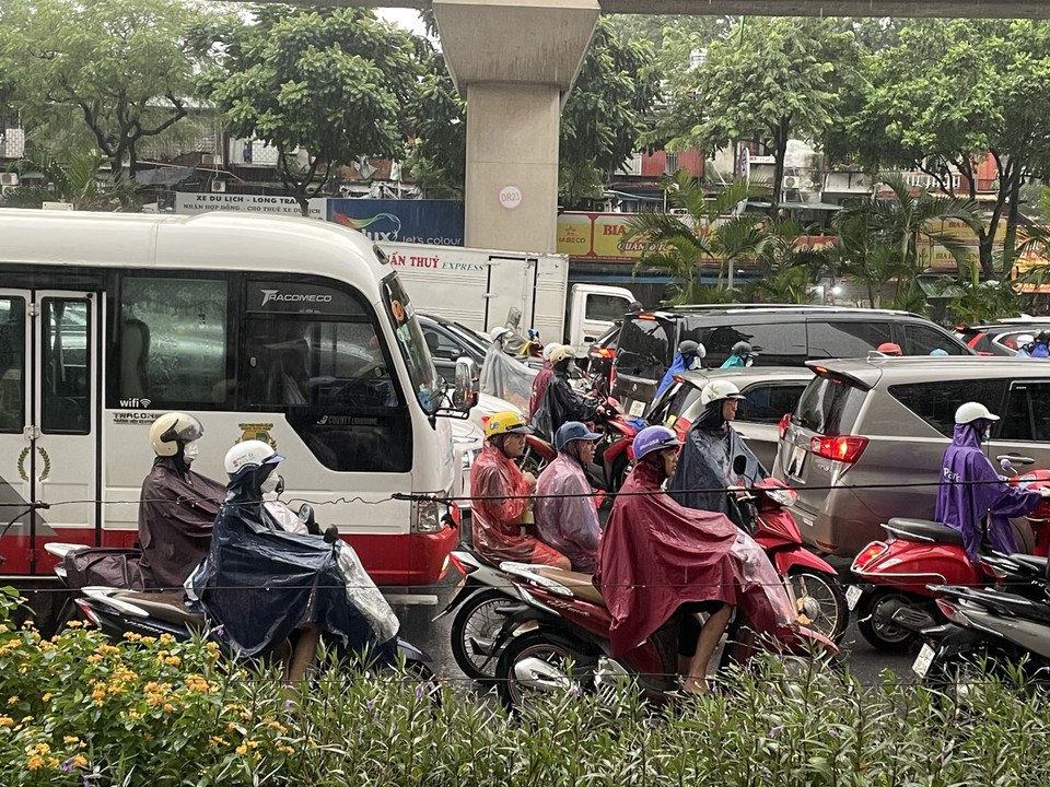 Gần 10 giờ sáng, giao thông các tuyến đường tại Thủ đô vẫn tiếp tục gặp khó. (Ảnh: Minh Hiếu/Vietnam+)