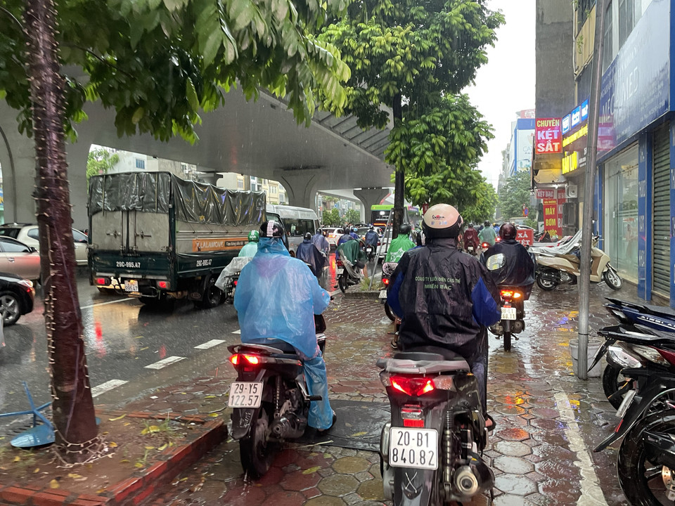 Nhiều phương tiện tràn lên vỉa hè vì lòng đường quá tắc. (Ảnh: Minh Hiếu/Vietnam+)