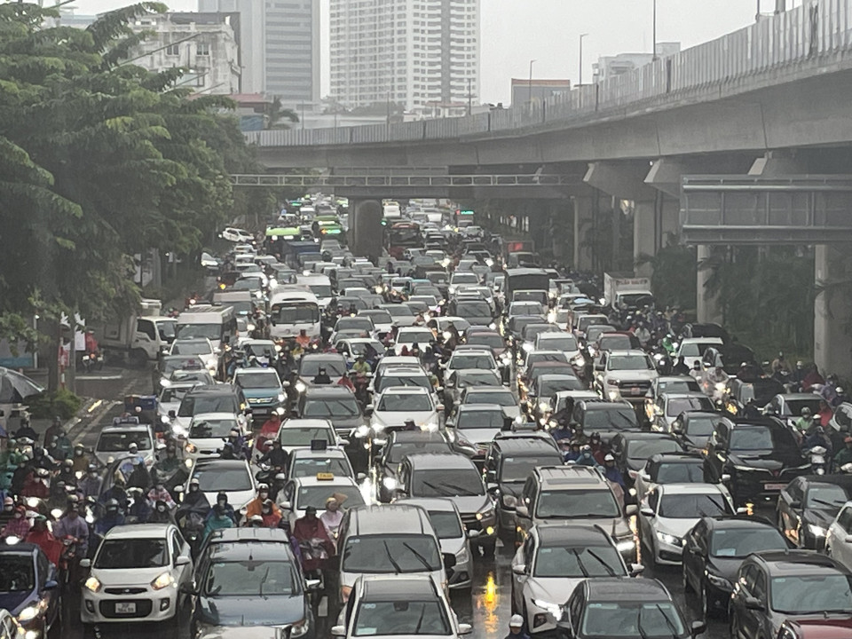 Ngày và đêm 28/9 Thủ đô Hà Nội có mưa, mưa vừa, cục bộ có mưa to đến rất to và dông; trong mưa dông có khả năng xảy ra lốc, sét và gió giật mạnh. Gió Đông đến Đông Bắc cấp 2-3. Nhiệt độ thấp nhất 23-25 độ C. Nhiệt độ cao nhất 28-30 độ C. (Ảnh: Minh Hiếu/Vietnam+)