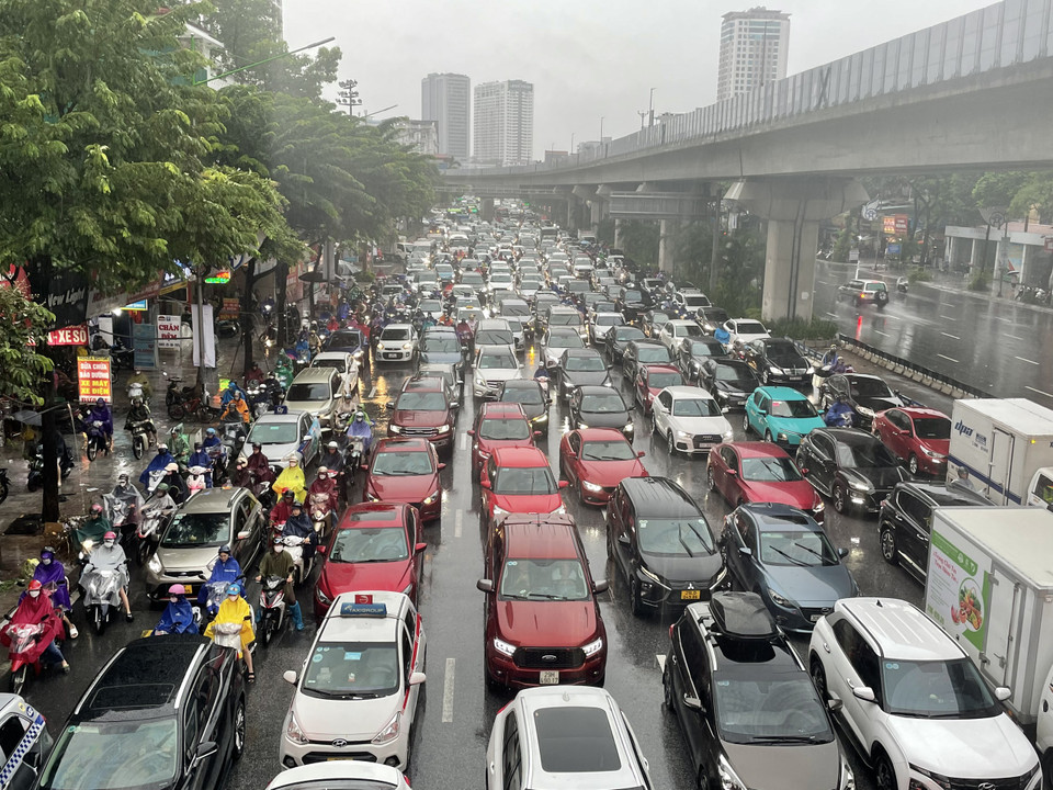 Nhiều phương tiện 'chết cứng' trên đường. (Ảnh: Minh Hiếu/Vietnam+)
