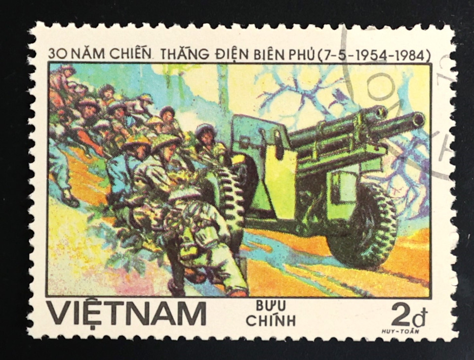 Mẫu 1488 - Cảnh kéo pháo huyền thoại được tái hiện một lần nữa. So với bộ tem đợt kỷ niệm 10 năm, thiết kế lần này rõ nét và bắt mắt hơn. Phía sau nòng pháo chĩa về quân thù là sức lực phi thường, lòng quyết tâm giải phóng giành độc lập của dân tộc Việt Nam.