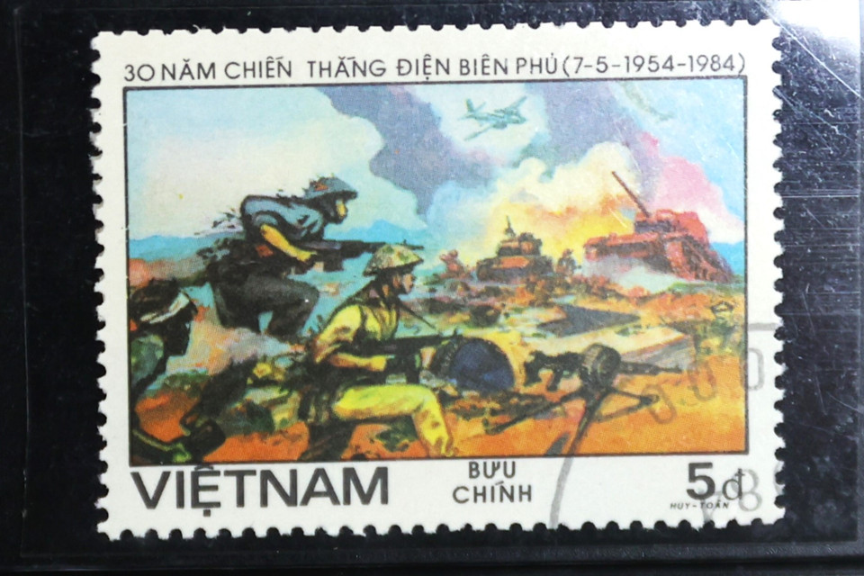 Mẫu 1490 là hình ảnh các chiến sỹ xông lên đánh chiếm cứ điểm. Đáng chú ý về bộ “Kỷ niệm 30 năm Chiến thắng Điện Biên Phủ,” đây là bộ duy nhất trong số các bộ tem bưu chính về chiến thắng Điện Biên Phủ được in ở nước ngoài, cụ thể là ở nước bạn Cuba.
