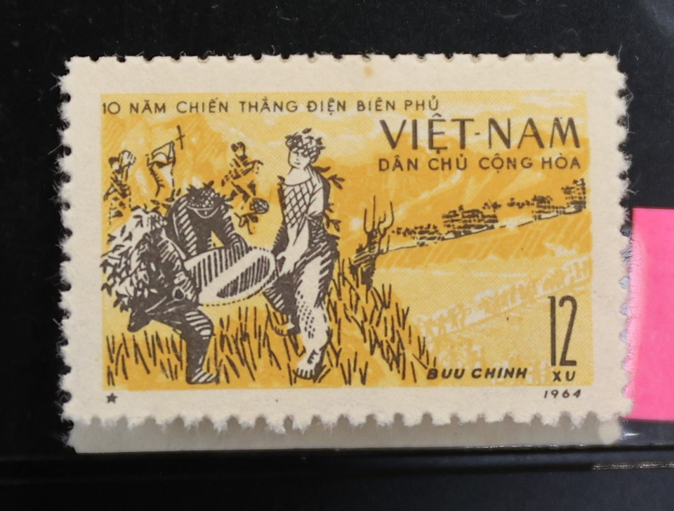 Trong hình là mẫu 355 - “Phá bom nổ chậm” - tái hiện cảnh các trinh sát trực tiếp đi rà bom được thả từ máy bay địch. Đây là một trong những công tác hiểm nguy nhất, lằn ranh giữa sự sống và cái chết có khi chỉ cách nhau vài bước chân.