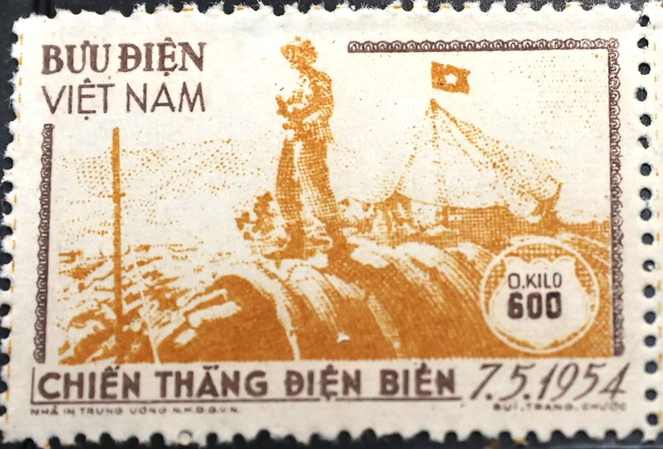 Ngay trong tháng 10/1954 - khoảng 3 tháng sau sự kiện lẫy lừng, bộ tem kỷ niệm đầu tiên đã được phát hành, mang tên “Chiến thắng Điện Biên Phủ.” Tác giả bộ tem là họa sỹ Bùi Trang Chước, tác giả Quốc huy Việt Nam. Bộ tem gồm 4 mẫu mang tên “Trên nóc hầm Đờ Cát-xtơ-ry” (tướng Christian De Castries) tương đương 4 màu, đánh số mẫu từ 030-033. Trong ảnh là tem màu cam đồng, mẫu 033.