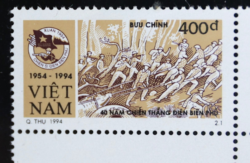 Năm 1994 đánh dấu dịp kỷ niệm 40 năm sau chiến thắng. Bộ tem phát hành khi đó do họa sỹ Trịnh Quốc Thụ thiết kế. Khác với những nét vẽ tỉ mỉ và rực rỡ của bộ tem 30 năm, tác giả chọn nét vẽ khái quát trên một tông màu chủ đạo là nâu vàng và xanh dương. Trong hình là mẫu 2601 - “Kéo pháo vào trận địa".