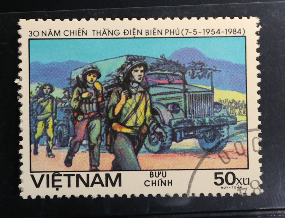 Mẫu 1486 khắc họa cảnh đoàn các chiến sỹ hành quân ra trận vào ban đêm. Tác giả-họa sỹ Huy Toàn mang đến những nét vẽ đẹp mắt, phối với bảng màu gây ấn tượng về mặt thị giác với người xem.