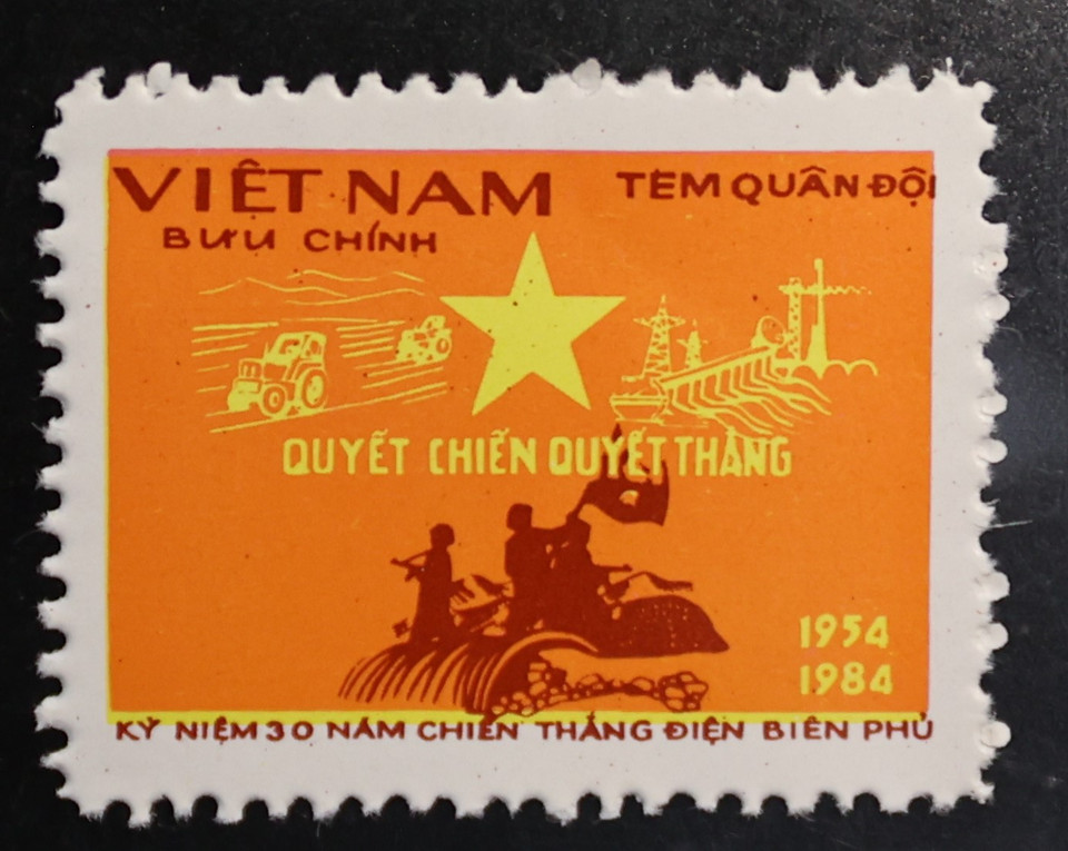 Dịp kỷ niệm 30 năm (1954-1984) này còn có một mẫu Tem Quân đội do Hoàng Thúy Liệu thiết kế. Trên nền tảng của chiến thắng Điện Biên Phủ là một Điện Biên từng bước phát triển trong thời bình.
