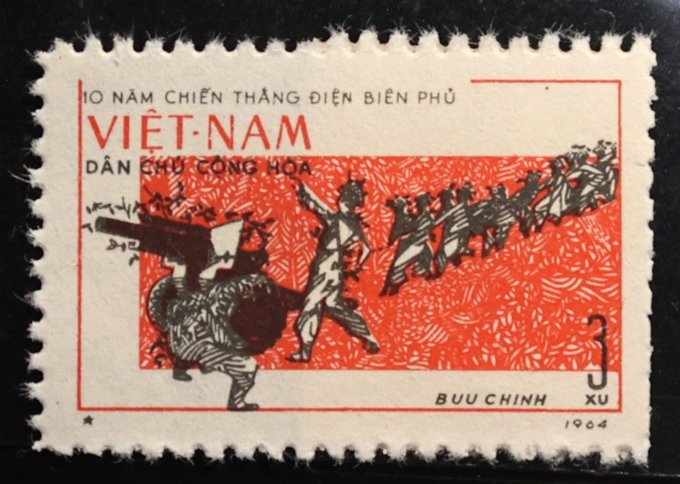 Ngày 7/5/1964, bộ tem “Kỷ niệm 10 năm chiến thắng Điện Biên Phủ” do họa sỹ Trần Lương thiết kế được phát hành. Bộ tem có 4 thiết kế khác nhau, mẫu số 353-356, khắc họa những thành tố quan trọng làm nên chiến dịch và hình ảnh Điện Biên ngày nay. Trong hình là mẫu 353 tái hiện cảnh tượng đã làm nên huyền thoại trong chiến dịch: Hơn 5.000 người kéo thành công những khẩu pháo nặng hàng tấn vượt rừng, vượt đèo núi hơn 15 cây số, tạo nên một trong điều phi thường đầu tiên mà quân Pháp không thể ngờ tới.