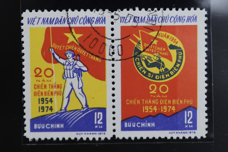 Năm 1974, bộ “Kỷ niệm 20 năm Chiến thắng Điện Biên Phủ” được phát hành với 2 thiết kế: Người chiến sỹ phất cao lá cờ Quyết chiến quyết thắng trên hầm nóc De Castries đầy tính biểu tượng và Huy hiệu Chiến sỹ Điện Biên Phủ. Màu sắc chủ đạo đỏ-vàng tạo độ tương phản cao, gây chú ý với người xem.