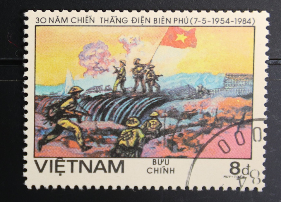 Khoảnh khắc huyền thoại quân ta giương cao cờ Quyết chiến quyết thắng trên hầm De Castries được chọn làm hình ảnh kết thúc bộ tem.