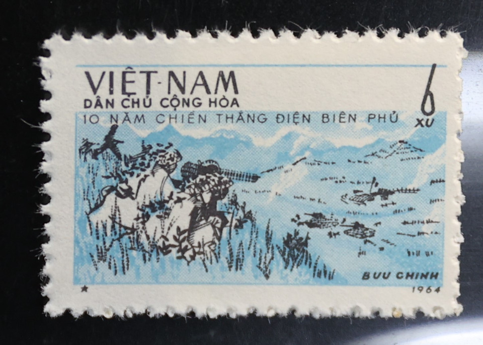 Mẫu 354 - “Bao vây Mường Thanh” - ghi lại thời điểm Việt Nam đánh trận mở màn, chiếm thành công đồi Him Lam ngày 13/3/1954. Đây trận đầu tiên mang tính quyết định cho cả chiến dịch, quân và dân ai nấy đều áp lực nhưng mang quyết tâm cao, bất chấp những cảnh báo và đe dọa của địch về mức độ bất khả xâm phạm, kiên cố nhất của toàn cứ điểm.
