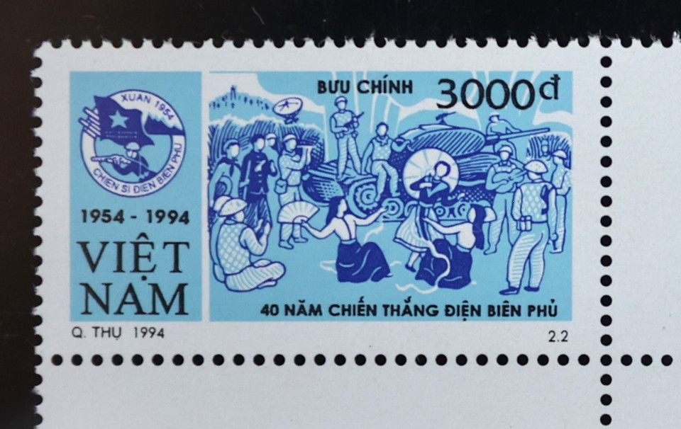 Mẫu 2602 “Mừng chiến thắng” là hình ảnh quân dân, bà con các dân tộc thiểu số từng bừng múa hát.