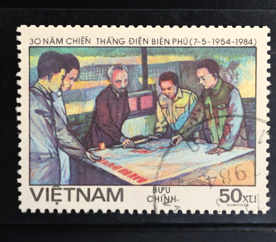 Năm 1984, bộ tem nhân kỷ niệm 30 năm gồm 7 thiết kế, từ mẫu số 1485-1491 - khái quát những giai đoan mấu chốt trong chiến dịch chưa từng được khắc họa trước đây. Mẫu trong hình là 1485 - tái hiện cảnh họp Bộ Chỉ huy mặt trận, gồm Chủ tịch Hồ Chí Minh, Tổng Bí thư Trường Chinh, Thủ tướng Phạm Văn Đồng và Đại tướng Võ Nguyên Giáp.