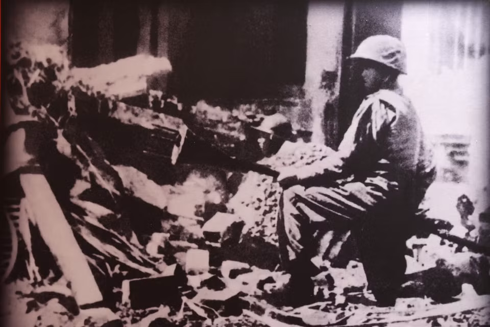 Giống với loạt chiến dịch và trận đánh khác kéo dài từ 1946 đến 1954, chiến dịch Điện Biên Phủ được “châm ngòi” từ Lời kêu gọi Toàn quốc Kháng chiến của Chủ tịch Hồ Chí Minh ngày 19/12/1946. Trên ảnh là bức hình quen thuộc về chiến sỹ cảm tử , trên tay cầm bom ba càng - vũ khí mang tính biểu tượng của 60 ngày đêm bảo vệ thành Hà Nội. (Ảnh: Minh Anh/Vietnam+)