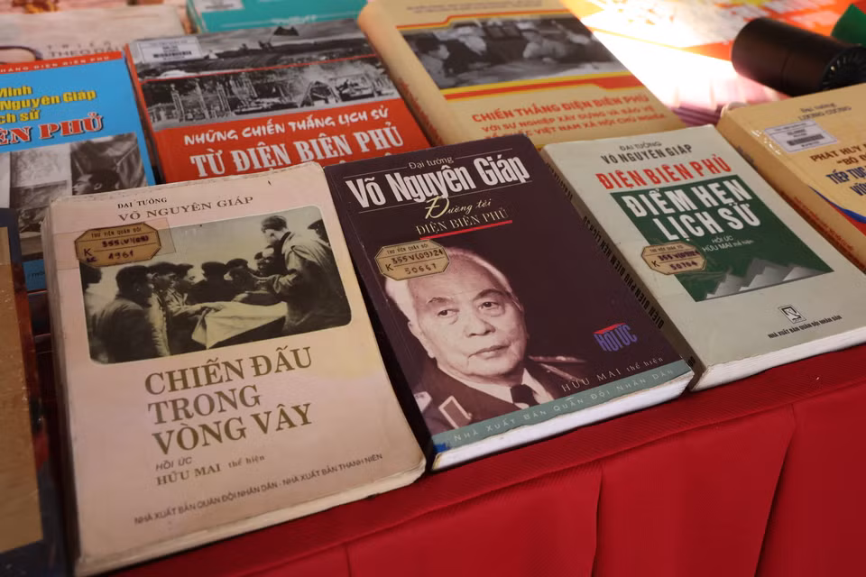 Một số đầu sách được trưng bày tại triển lãm nhân dịp Hội thảo. (Ảnh: Minh Anh/Vietnam+)