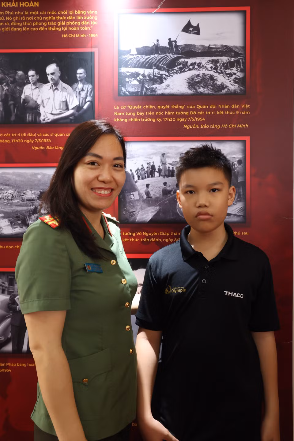 Nhân Hội thảo khoa học cấp Quốc gia - "Chiến thắng Điện Biên Phủ với sự nghiệp xây dựng và bảo vệ Tổ quốc Việt Nam Xã hội Chủ nghĩa" (Bộ Quốc phòng, Bộ Công an, tỉnh Điện Biên… phối hợp tổ chức, diễn ra tại đây ngày 11/4), chị Vũ Thị Thanh Trang - cán bộ tại Bộ Công an đã đưa con trai Nguyễn Minh Quân đi cùng từ Hà Nội để hòa vào không khí lịch sử. (Ảnh: Minh Anh/Vietnam+)