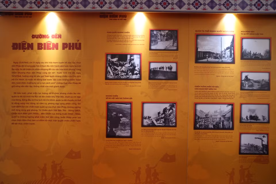 Triển lãm khái quát bối cảnh trước, trong và sau Chiến dịch Điện Biên Phủ qua 4 phần: (1) - “Đường đến Điện Biên Phủ,” (2) - “Điện Biên Phủ: Trận quyết chiến chiến lược,” (3) - “Hào khí Điện Biên” và (4) - Cụm ảnh về Điện Biên Phủ ngày nay. (Ảnh: Minh Anh/Vietnam+)