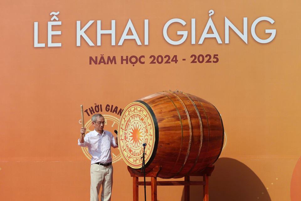 Thầy Nguyễn Xuân Khang đánh trống khai trường. (Ảnh: Minh Sơn/Vietnam+)