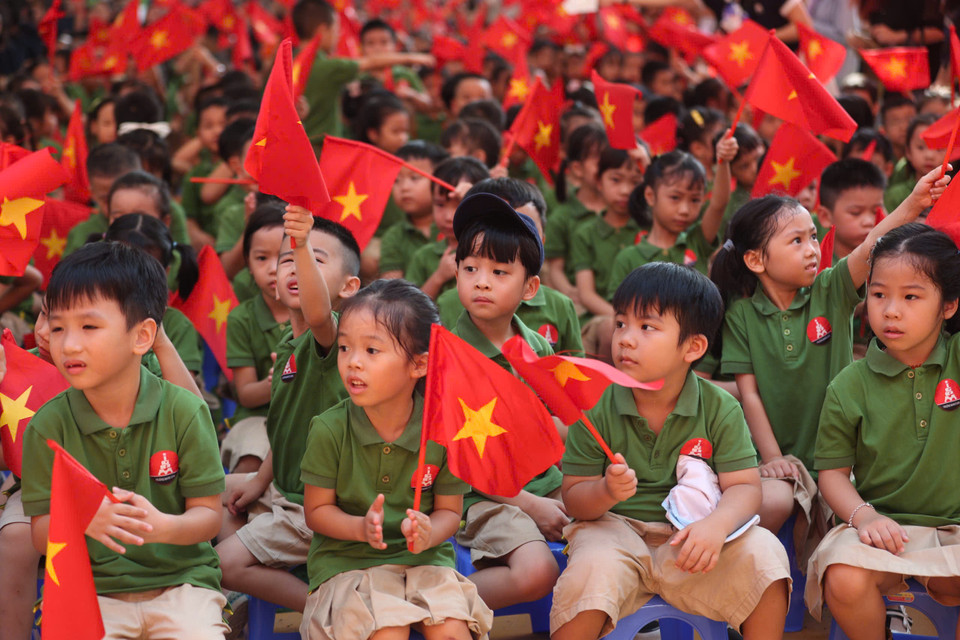 Các học sinh lớp 1 hòa trong không khí tươi vui ngày khai trường. (Ảnh: Minh Sơn/Vietnam+)