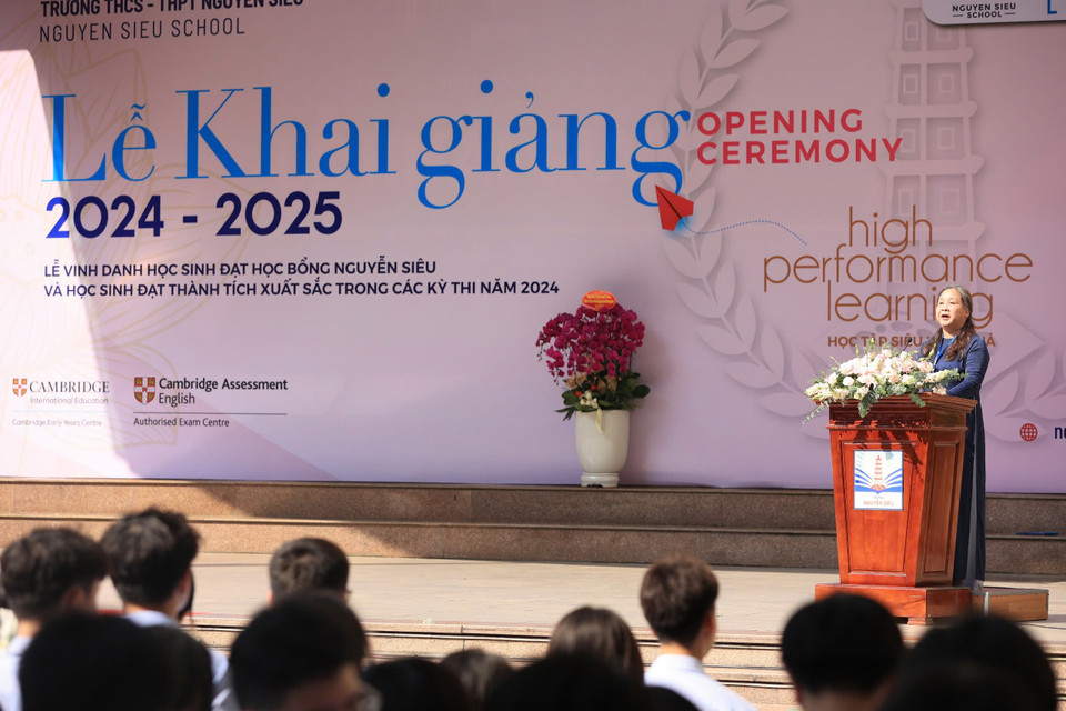 Mái trường Nguyễn Siêu đã đi qua 1/3 thế kỷ, không ngừng nỗ lực mang lại nền tảng đạo đức, học thuật, kĩ năng vững chắc cho các thế hệ học sinh đang ngày ngày hoàn thiện bản thân để trở thành những công dân toàn cầu, mang niềm tự hào bản sắc Việt. (Ảnh: Hoài Nam/Vietnam+)