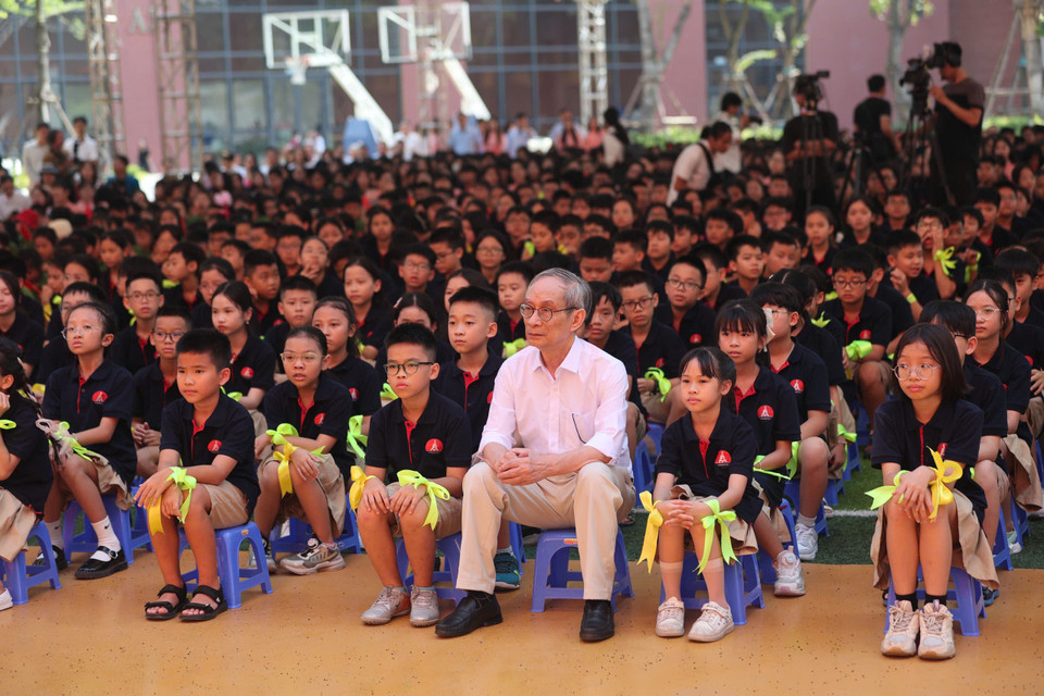 Thầy Nguyễn Xuân Khang, Hiệu trưởng nhà trường ngồi cùng khối học sinh cấp 1-2 thay vì ngồi tại bàn đại biểu. (Ảnh: PV/Vietnam+)