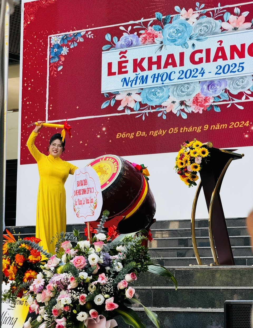Nhà giáo Hoàng Thanh Thuỷ, Hiệu trưởng trường Trung học cơ sở Nguyễn Trường Tộ đánh trống khai trường. (Ảnh: Hoài Nam/Vietnam+)