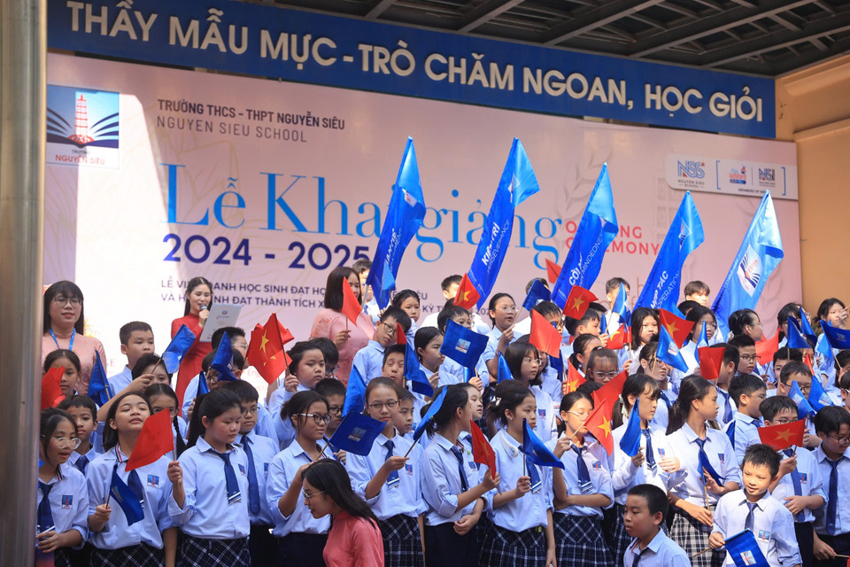Hòa chung không khí khai giảng trên cả nước, trường THCS và THPT Nguyễn Siêu tổ chức lễ Khai giảng vào lúc 8h sáng 5/9. (Ảnh: Hoài Nam/Vietnam+)
