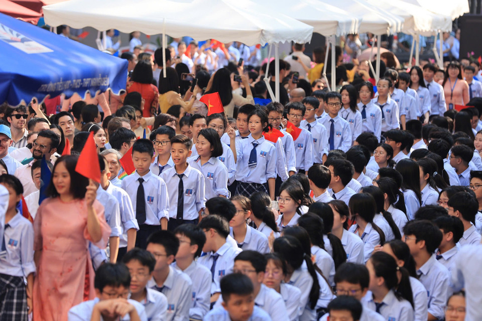 Nhà trường đón các em học sinh khối 6 năm nay bắt đầu học dưới mái trường Nguyễn Siêu. (Ảnh: Hoài Nam/Vietnam+)