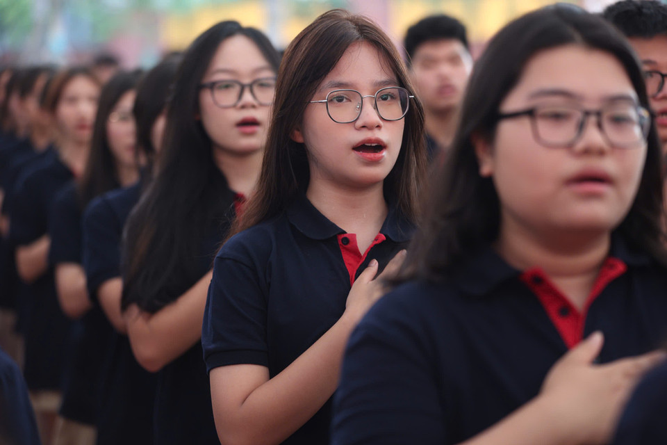 Học sinh trang nghiêm hát Quốc ca. (Ảnh: PV/Vietnam+)