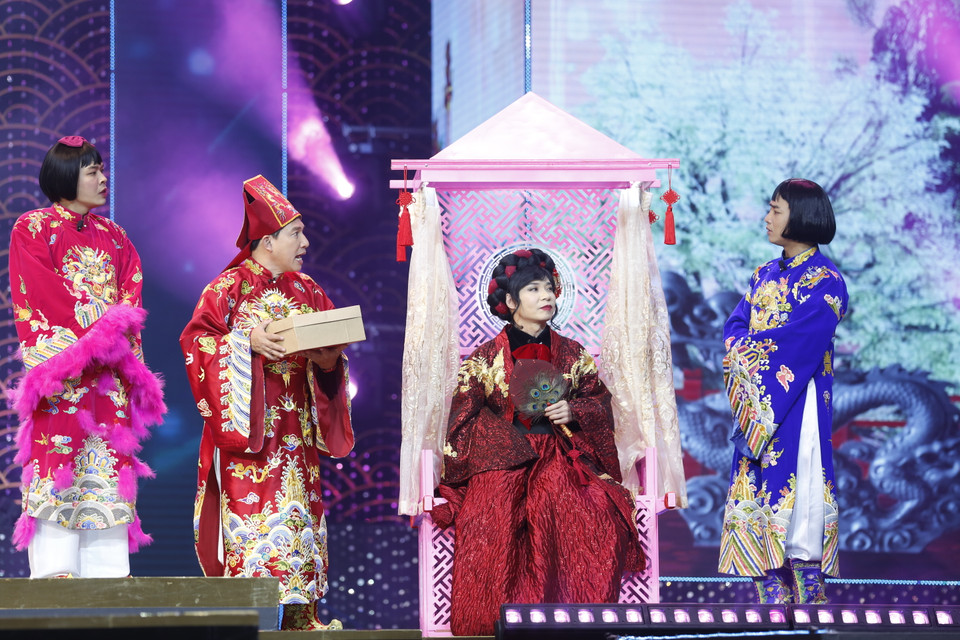 Không thể phủ nhận rằng sự góp mặt của Công Lý đóng góp thành công rất lớn cho chương trình. Màn tái hợp của Nam Tào-Bắc Đẩu hứa hẹn sẽ mang lại không chỉ tiếng cười mà còn cả sự xúc động cho khán giả. Năm nay, không chỉ Công Lý mà Trung Ruồi và Duy Nam cũng sẽ giả gái. (Ảnh: CTV/Vietnam+)