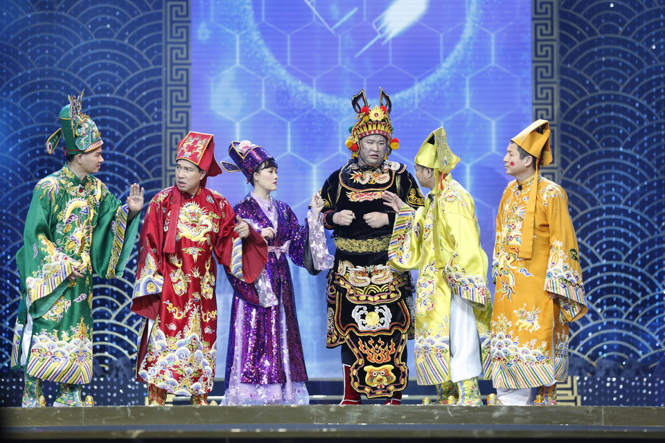 Câu chuyện về giám đốc đăng kiểm không biết chữ, đấu thầu thiết bị y tế, bùng nổ thi hoa hậu với một năm hơn chục người đẹp được trao vương miện, nâng cấp trường đại học lên đại học, cuối năm cày xới vỉa hè để lát đá, bất động sản suy giảm khiến người buôn bán bất động sản đứng ngồi không yên hay chứng khoán lao dốc… đều được những người làm chương trình đưa vào "Táo quân" 2023. (Ảnh: CTV/Vietnam+) 