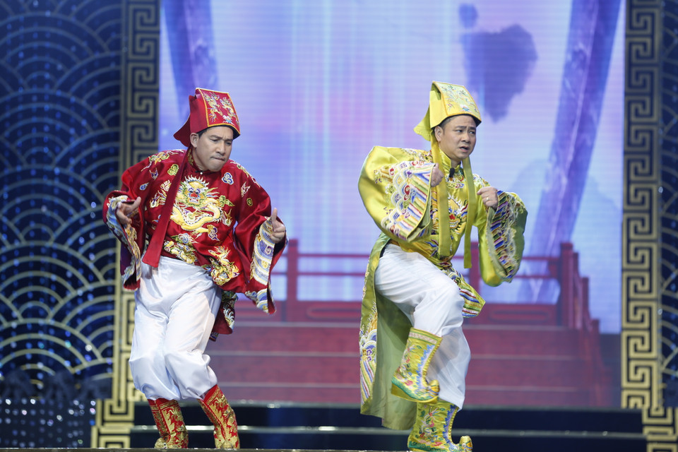 Âm nhạc vốn là điểm ấn tượng, hấp dẫn của Táo quân và tại chương trình năm nay, bên cạnh những bản hit của năm được chế lời cho chương trình như 'Bên trên tầng lầu'… khán giả còn được thưởng thức lại những hit của Táo quân trong suốt 20 năm qua, như 'Lụt từ ngã tư đường phố,' 'Hoang mang style,' 'Thật bất ngờ,' 'Tình khúc nợ nần'... Đây sẽ là một món quà thú vị cho những khán giả trung thành của chương trình Táo quân ở dấu mốc 20 năm đồng hành cùng khán giả mỗi đêm Giao thừa. (Ảnh: CTV/Vietnam+) 