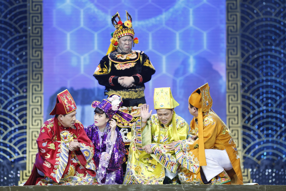 Suốt 20 năm qua, kể từ lần đầu xuất hiện vào 2003, ‘Gặp nhau cuối năm’ đã trở thành món ăn tinh thần được chờ đón của đông đảo khán giả truyền hình Việt Nam vào mỗi thời khắc chia tay năm cũ, đón năm mới. Lấy tích Táo quân chầu trời, "Gặp nhau cuối năm" đã lựa chọn và phản ánh những vấn đề nổi cộm trong xã hội trong năm thông qua lăng kính hài hước, tiếng cười sâu cay, giúp khán giả có những giờ phút giải trí thoải mái và đầy ý nghĩa. (Ảnh: CTV/Vietnam+) 
