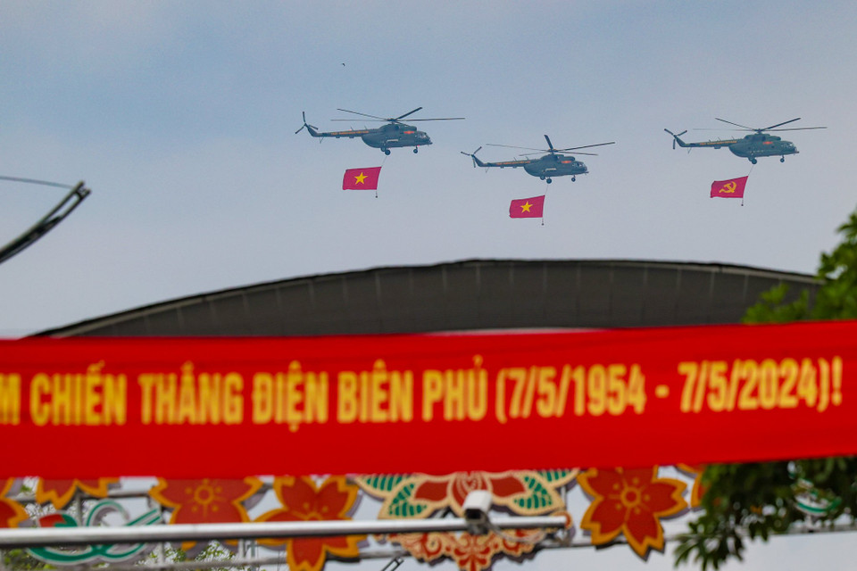 Trực thăng trình diễn trong lễ diễu hành. (Ảnh: Minh Sơn/Vietnam+)