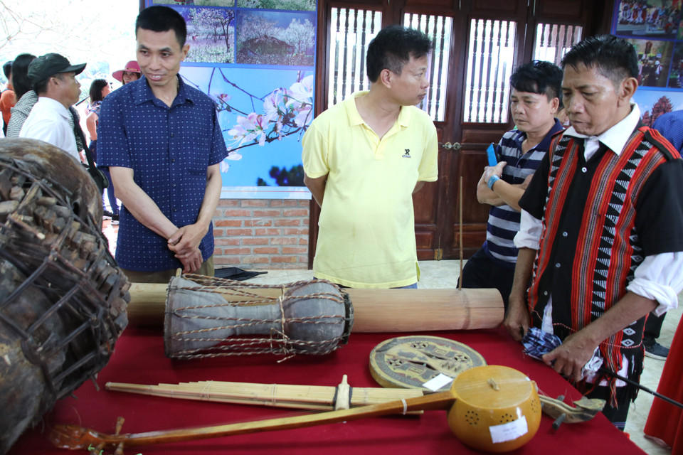 Các nhạc cụ trưng bày nhằm giới thiệu, quảng bá kho tàng nhạc cụ truyền thống phong phú của các dân tộc. (Ảnh: PV/Vietnam+)