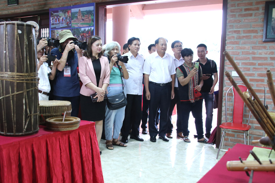 Triển lãm nhằm bảo tồn, tôn vinh các giá trị đặc sắc, độc đáo của nhạc cụ truyền thống các dân tộc tại "Ngôi nhà chung" trên con đường hội nhập và phát triển. (Ảnh: PV/Vietnam+)